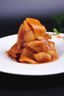 美味酱萝卜摆于白盘