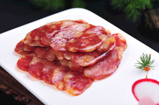 美味切片腊肠摆于盘中