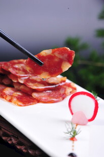 筷子夹起美味腊肠