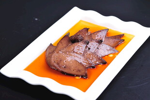 美味煎制猪肝摆盘精致