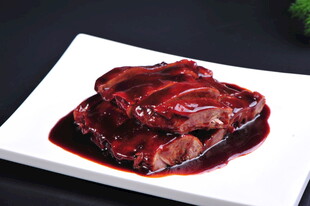 美味酱鸭摆于白盘