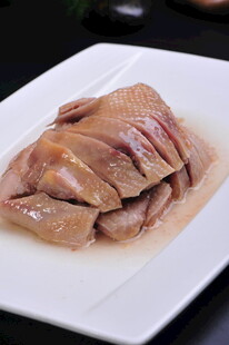 白盘上的美味卤味鸭肉