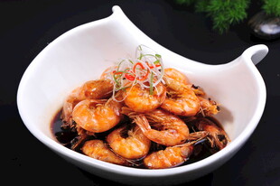 白碗中美味的油焖大虾