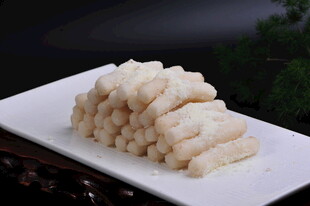 精致摆盘的美味糕点