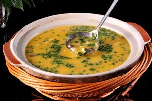 美味黄汤羹点缀翠绿香草