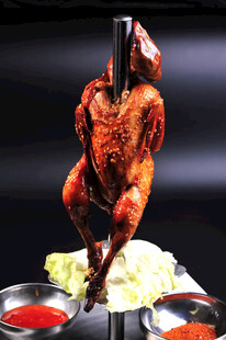 美味烤鸡搭配双碟酱料