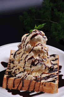 美味巧克力冰淇淋吐司