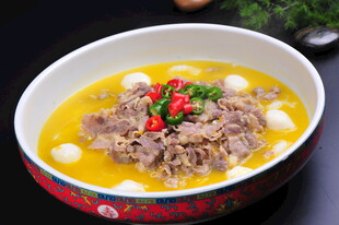 酸汤肥牛美食诱人色泽佳