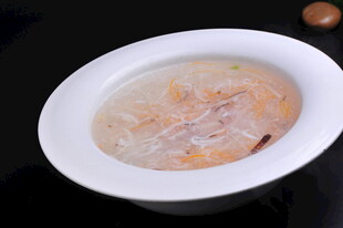 白色碗中盛着特色汤羹