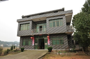 中式两层乡村自建楼房