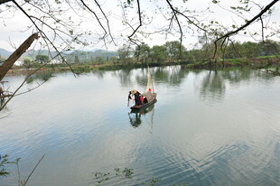 湖上泛舟享悠然时光