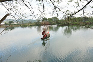 泛舟湖面赏春日湖光山色