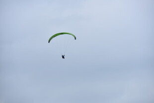 天空中飞翔的滑翔伞