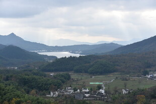 山间村落与湖景风光