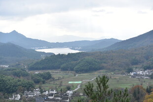 山间村落与湖泊美景