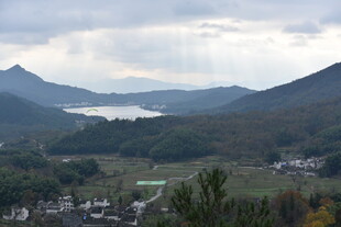 山间村落与湖泊美景