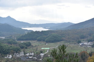 山间村落与湖泊的秀丽景致