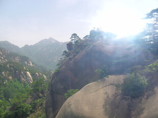 山间奇峰 阳光洒落美景