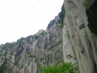 陡峭险峻的高山岩壁