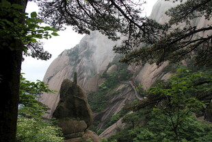 山林间的奇特岩石景观