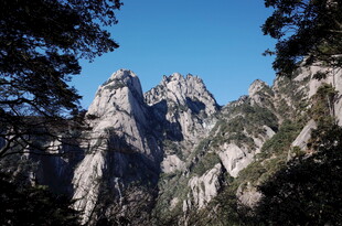 巍峨壮丽的高山景色