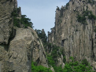 巍峨峻峭的壮丽山景