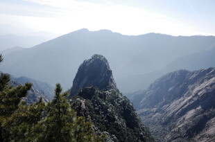 巍峨山峰景色壮丽