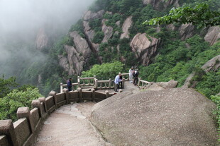 山间栈道上的游人风景