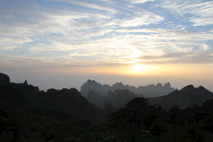 日出时分的壮丽山峦景色