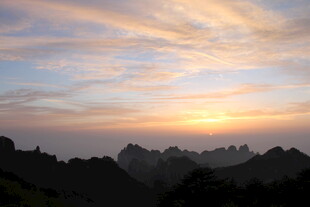 日出时分的壮丽山峦景色