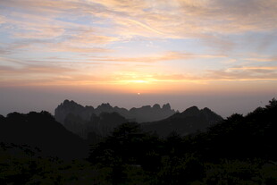 日出时分的山峦美景