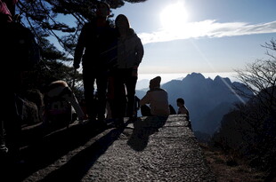 山顶观日出的徒步者