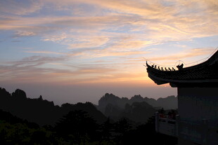 古建屋顶映天边绚丽霞光