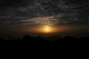 日落时分的壮丽天空景观