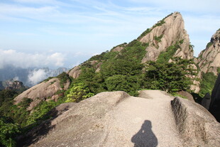 山巅步道上的人影与美景