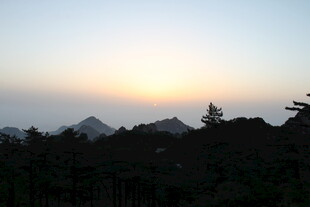 黄昏山林间的朦胧远山