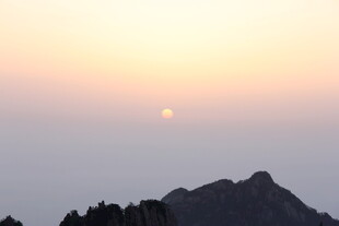 日出时分的壮丽山景