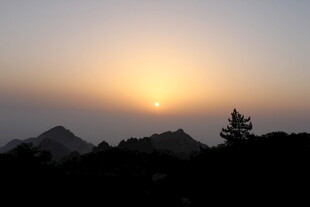 日落时分的山峦剪影