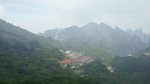 山间景色 隐约可见建筑群