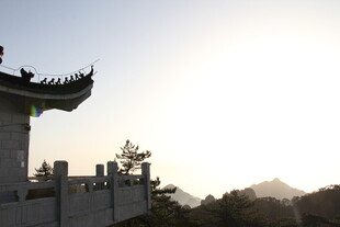 古建飞檐映于天际