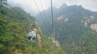 山间缆车穿梭于壮美景色