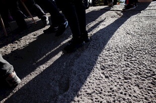 人群脚下的粗糙地面