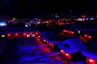 雪乡夜景 梦幻灯光映雪屋