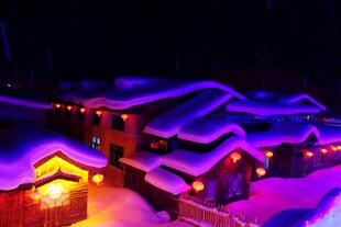 雪夜中的梦幻灯光小屋