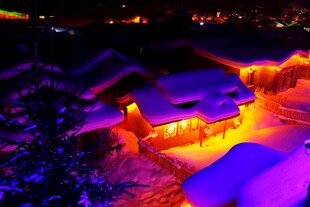 雪夜村落暖灯温馨景象