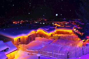 雪夜中的梦幻暖色建筑