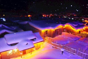 雪夜中的温馨村落