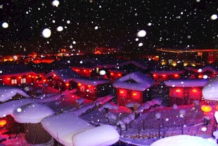 雪夜中的灯火民居美景