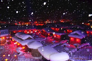 雪夜中的温暖灯火村落