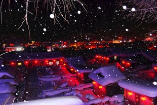 雪夜中的灯火人家